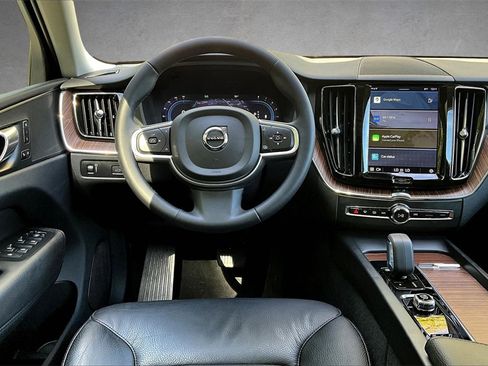 Certified 2022 Volvo XC60 B5 Momentum image 8