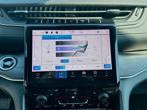 Used 2025 Jeep Grand Cherokee L Limited w/ Black Appearance Package image 12