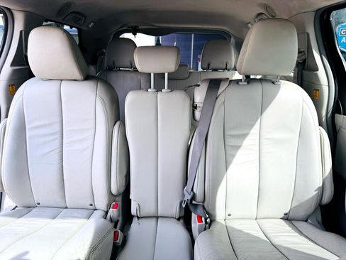 Used 2011 Toyota Sienna Limited image 33