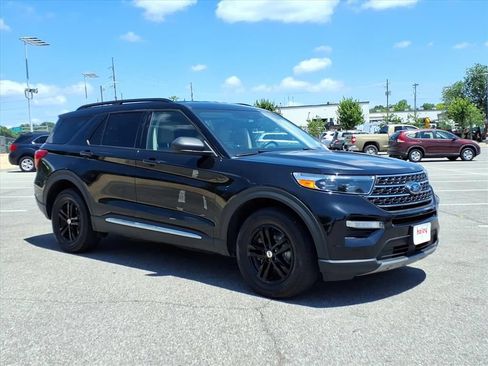 Used 2022 Ford Explorer XLT AWD/4WD image 2