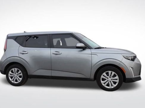Used 2025 Kia Soul LX image 12