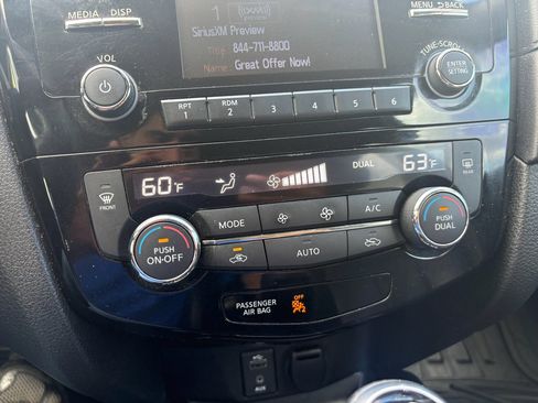 Used 2017 Nissan Rogue SV w/ Midnight Edition Package image 19