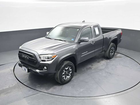 Used 2018 Toyota Tacoma TRD Off-Road image 28