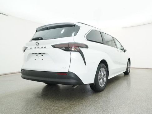 New 2026 Toyota Sienna XLE image 64
