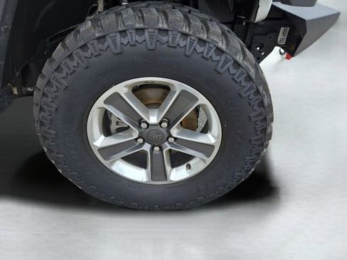Used 2020 Jeep Wrangler Unlimited Sahara AWD/4WD image 33