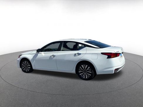 Used 2025 Nissan Altima 2.5 SV FWD image 10
