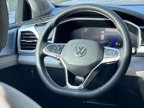 New 2026 Volkswagen Taos SE FWD image 13