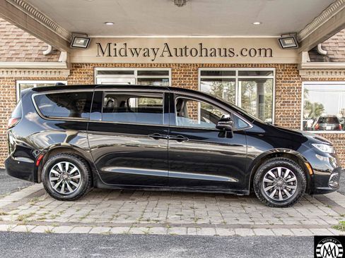 Used 2023 Chrysler Pacifica Touring-L FWD image 7