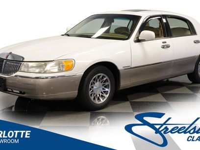 Used 2000 Lincoln Town Car Signature