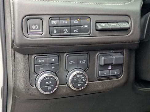 Used 2023 GMC Yukon Denali Ultimate image 16