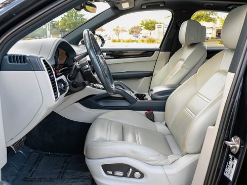 Used 2019 Porsche Cayenne S image 4