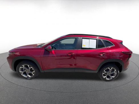 Used 2025 Chevrolet Trax LT FWD image 9