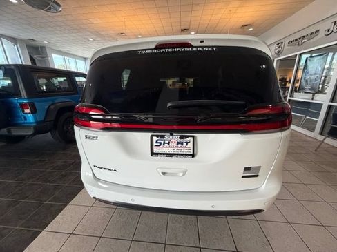 New 2027 Chrysler Pacifica Select FWD image 5