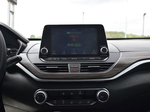 Used 2025 Nissan Altima 2.5 SV FWD image 4