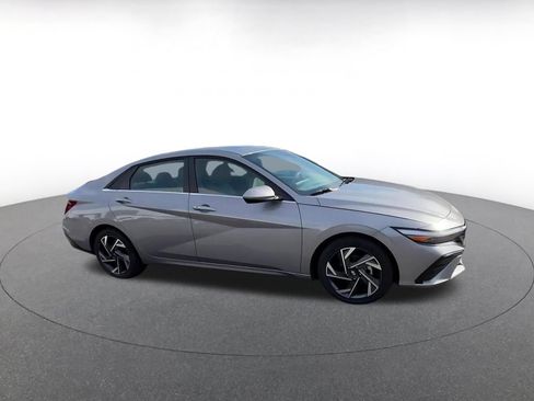 Used 2025 Hyundai Elantra SEL FWD image 2