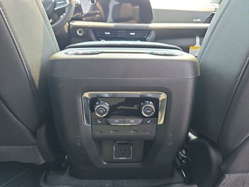 New 2025 Chevrolet Suburban High Country AWD/4WD image 22