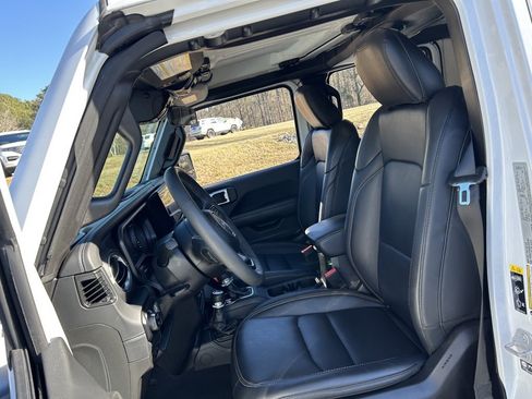 Used 2025 Jeep Gladiator Sport w/ Premium Package image 38