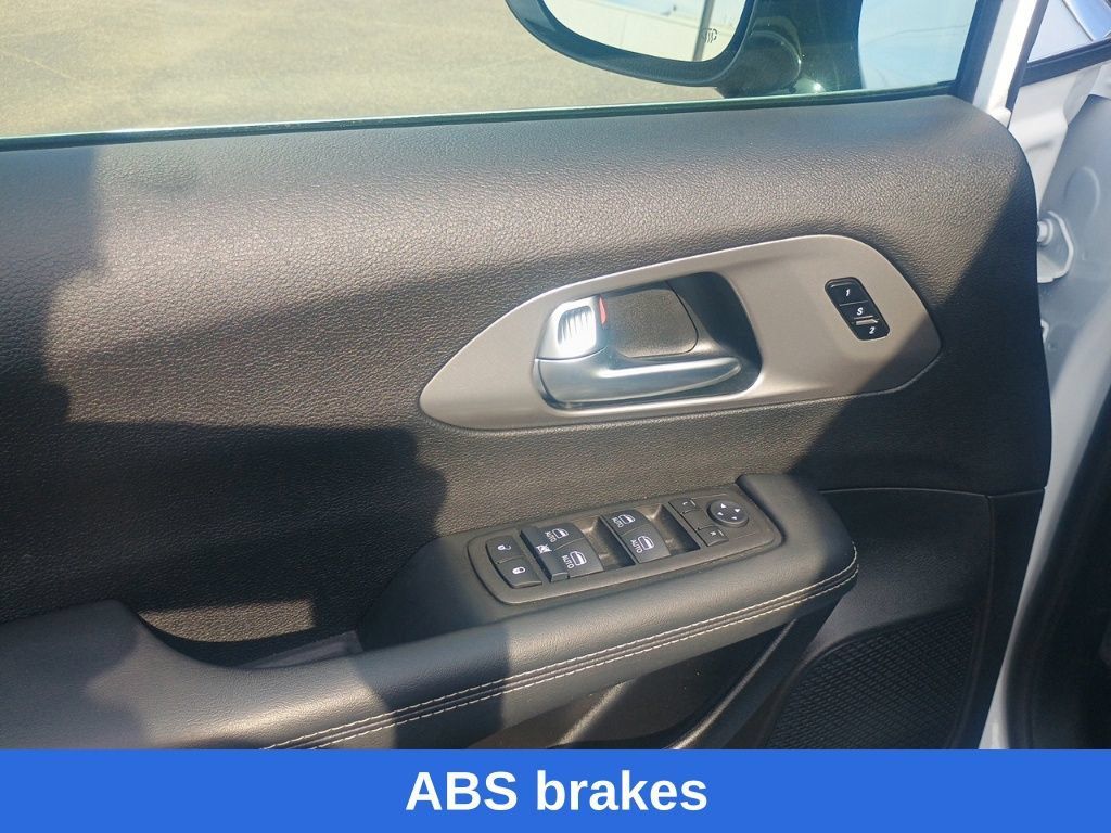 Used 2025 Chrysler Pacifica Select FWD image 11