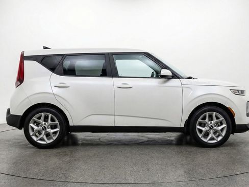 Used 2025 Kia Soul LX w/ LX Technology Package FWD image 11