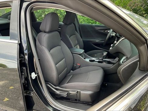 Used 2025 Chevrolet Malibu LT image 10