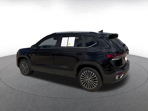 Used 2025 Volkswagen Taos SE FWD image 10
