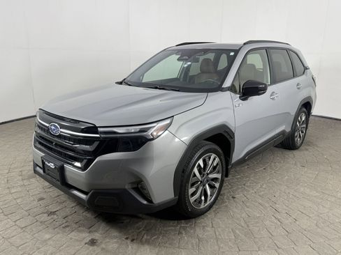 Used 2025 Subaru Forester Touring AWD/4WD image 3