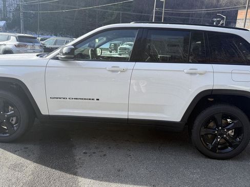 New 2025 Jeep Grand Cherokee Altitude image 2