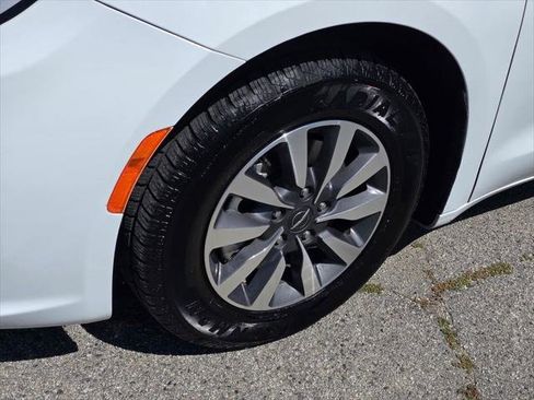Certified 2023 Chrysler Pacifica Touring-L FWD image 11