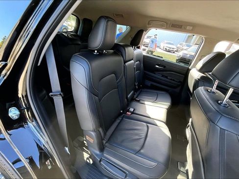 Used 2025 Nissan Pathfinder SL image 24