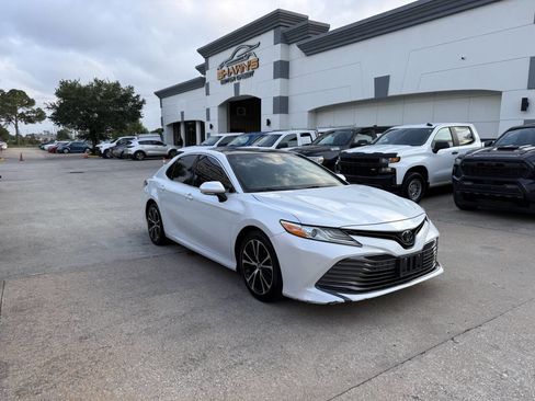 Used 2018 Toyota Camry XLE FWD image 2