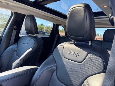 Used 2022 Jeep Cherokee Limited w/ Elite Package AWD/4WD image 11