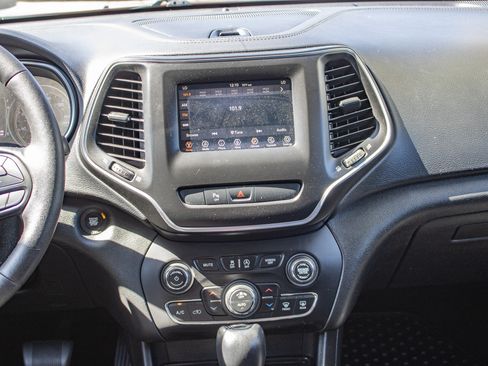 Used 2019 Jeep Cherokee Latitude Plus AWD/4WD image 23