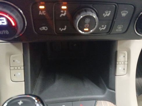Used 2019 GMC Acadia Denali w/ Technology Package FWD image 16