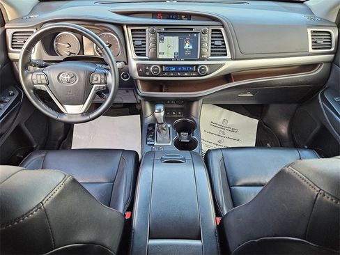 Used 2017 Toyota Highlander XLE image 21