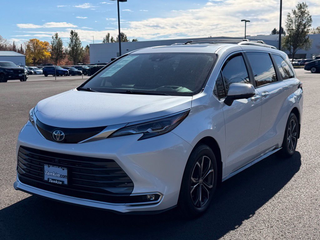 Used 2025 Toyota Sienna Platinum AWD/4WD image 4