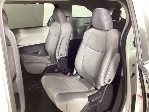 Used 2024 Toyota Sienna LE FWD image 30