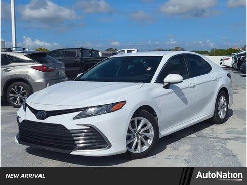Used 2022 Toyota Camry LE image 1