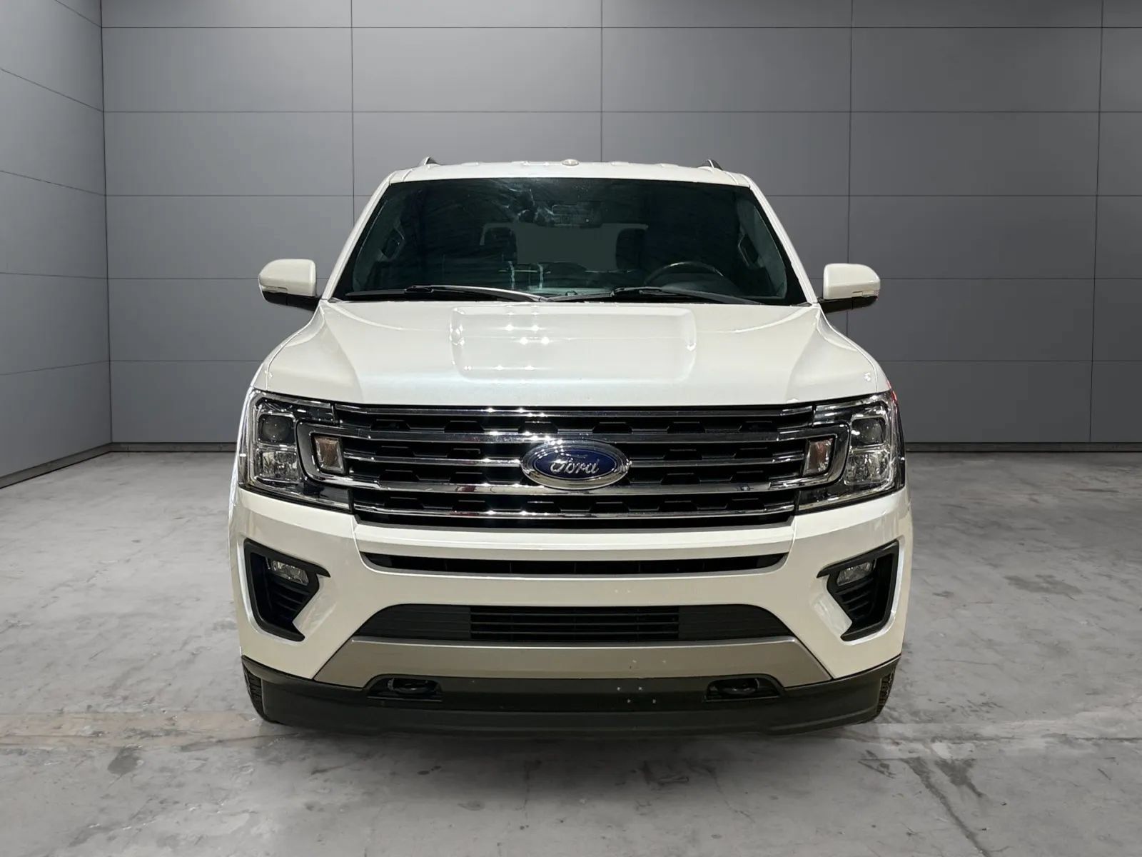 Used 2018 Ford Expedition XLT w/ Equipment Group 201A AWD/4WD image 2