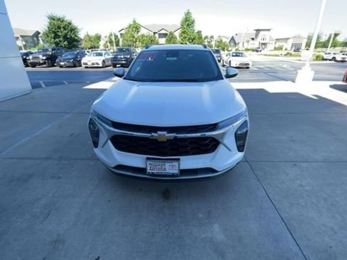 Used 2025 Chevrolet Trax LT FWD image 5