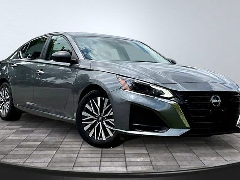 Used 2025 Nissan Altima 2.5 SV FWD image 3