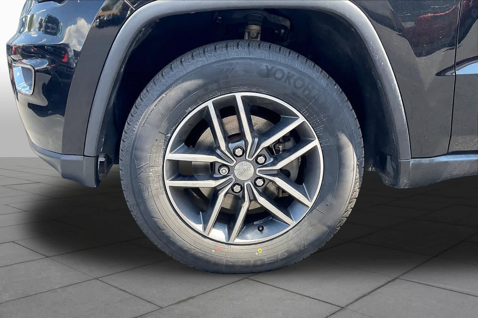 Used 2017 Jeep Grand Cherokee Limited RWD image 11