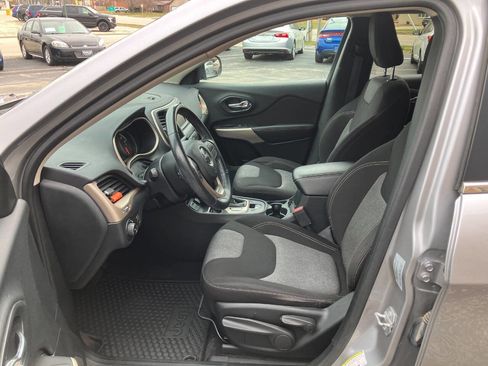 Used 2018 Jeep Cherokee Latitude w/ Cold Weather Group image 10