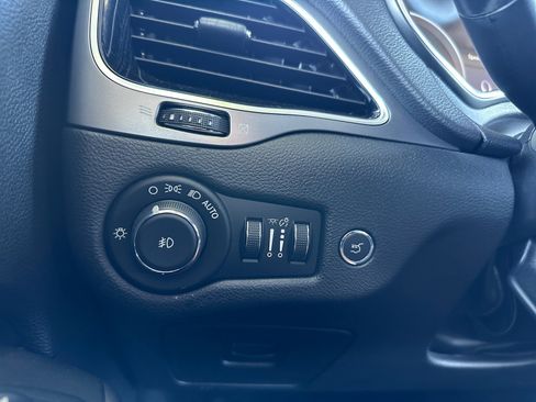 Used 2019 Jeep Cherokee Limited FWD image 17