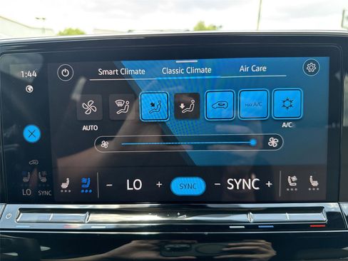 Used 2024 Volkswagen Atlas Cross Sport SE FWD image 19