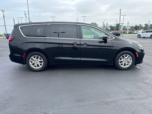 Used 2024 Chrysler Pacifica Touring-L FWD image 8