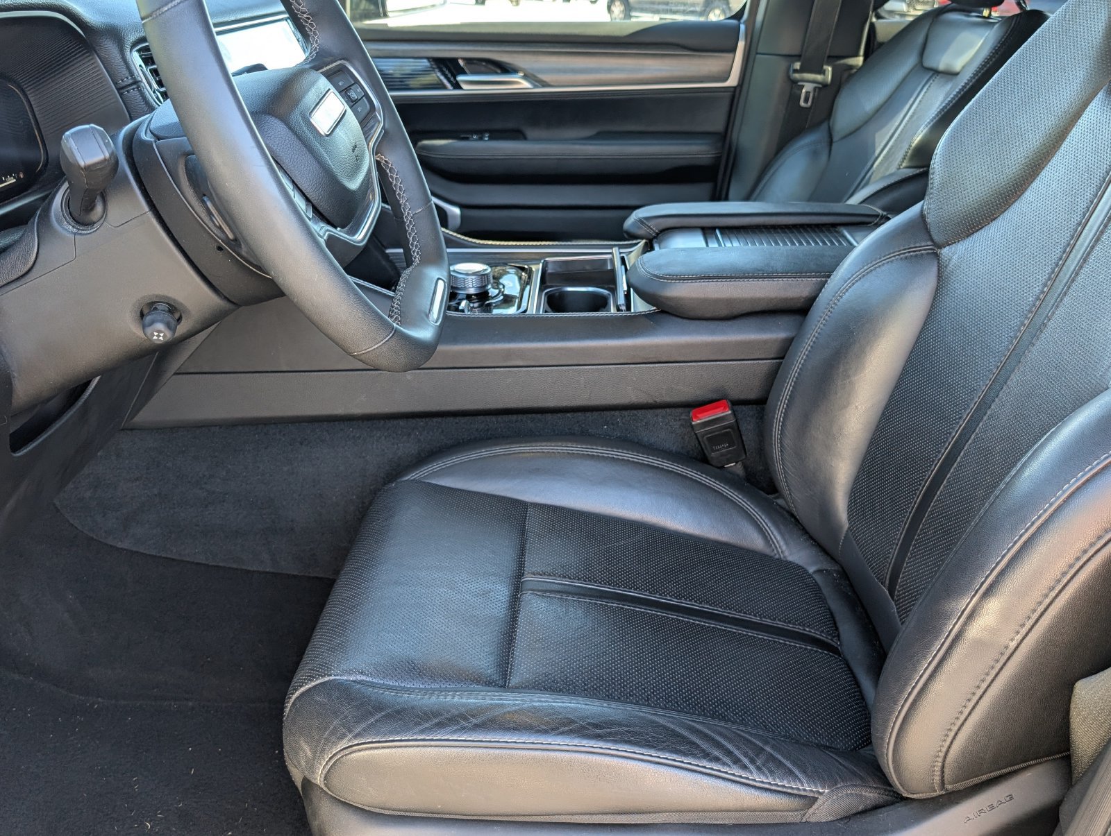 Used 2024 Jeep Wagoneer L Series II w/ Flexible Seating Group AWD/4WD image 9