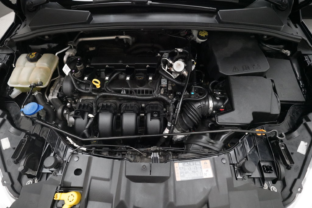 Used 2016 Ford Focus SE w/ SE Sport Package FWD image 2