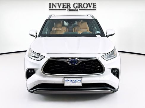 Used 2024 Toyota Highlander Platinum image 2