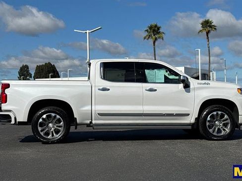 Used 2025 Chevrolet Silverado 1500 High Country w/ Technology Package AWD/4WD image 3