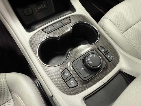 Used 2023 GMC Acadia SLT w/ Technology Package image 13